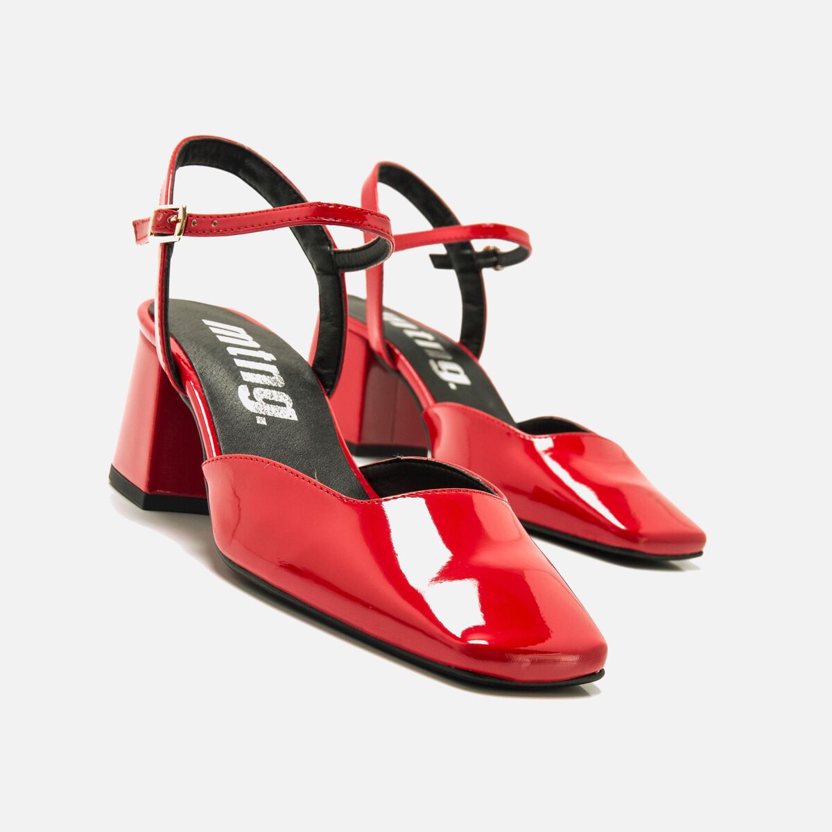 Tacones Dorados Iron Fist Zapatos De Tacu00f3n De Punta De Gato