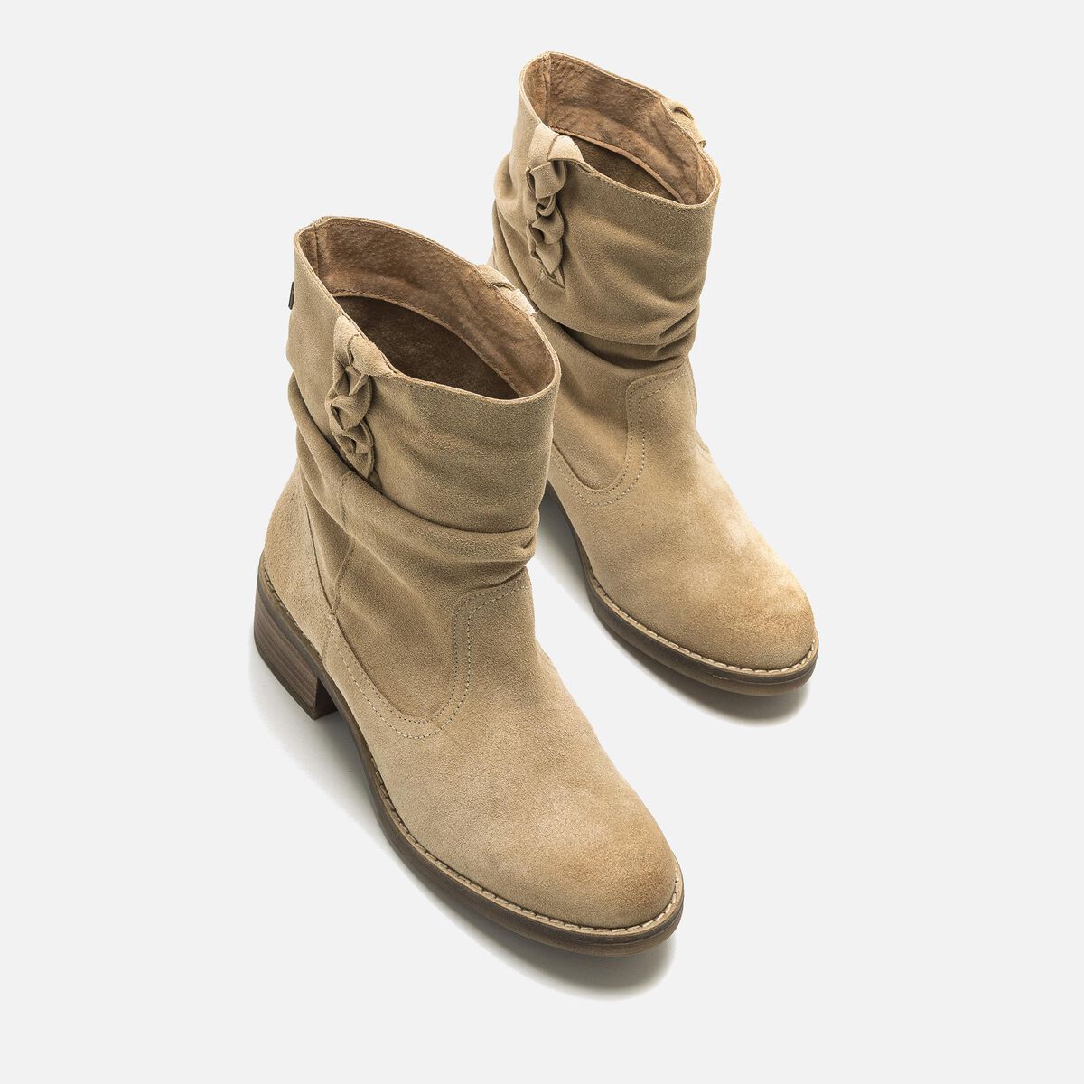 https://www.mtngshoes.com/dw/image/v2/BHFB_PRD/on/demandware.static/-/Sites-articulos-catalog_MU/default/dw6eca87d3/images/Botines%20planos-Mujer-FRONTIER-beige-53459-c52930-MTNG-06.jpg?sw=1200