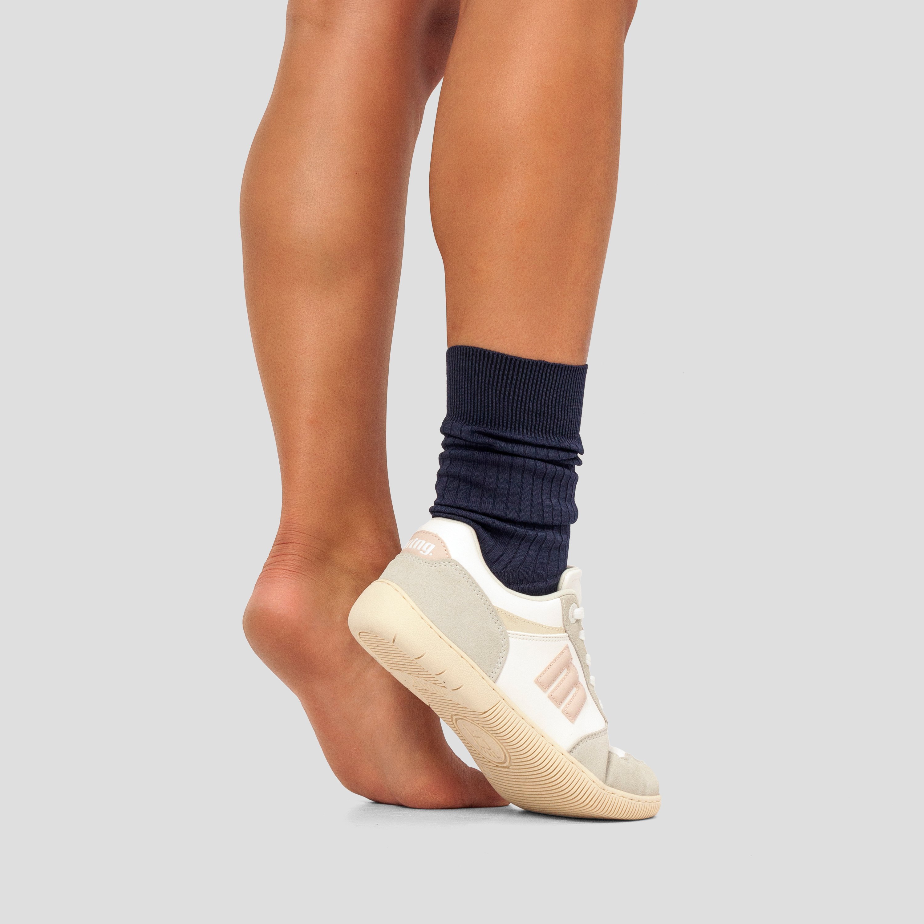 Modelo barefoot Mustang caminando