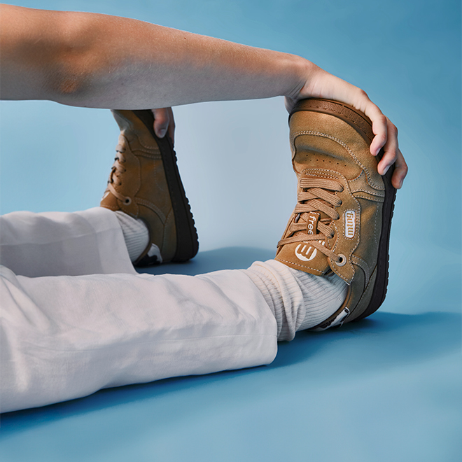 Barefoot Free woman Mtng