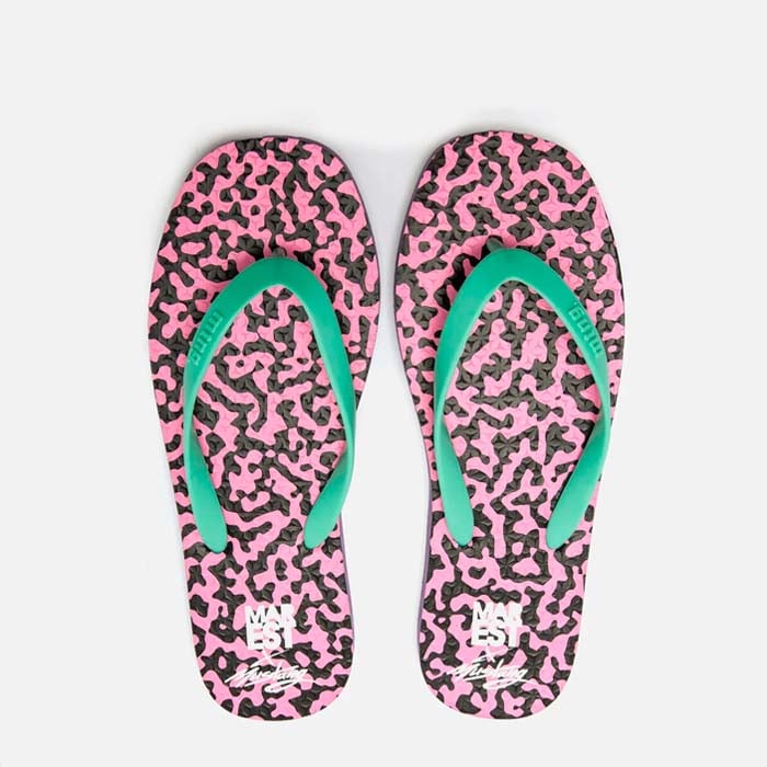 Modelo Staropoli con base rosa y negra y tira verde agua